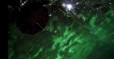 L'ISS capture une éblouissante aurore d'un vert captivant ! - Incroyable vidéo d'un astronaute