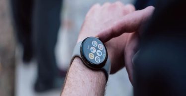 Les montres Google Pixel confrontées à des notifications retardées, plantages et problèmes de performance après la mise à jour Wear OS 5.1
