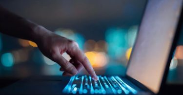 1Password simplifie la recherche de mots de passe grâce à la géolocalisation