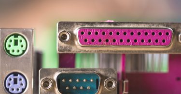 Ce mini PC exceptionnel offre deux emplacements d'antenne et 13 ports pour devenir le serveur NAS idéal