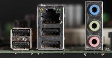 Ce mini PC exceptionnel avec deux trous pour antennes et ses 13 ports impressionnants en fait le serveur NAS idéal