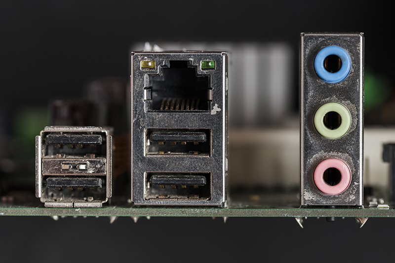 Ce mini PC exceptionnel avec deux trous pour antennes et ses 13 ports impressionnants en fait le serveur NAS idéal