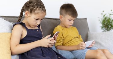 Les téléphones ne sont pas toujours néfastes pour les enfants : c'est les réseaux sociaux qui causent les véritables dommages