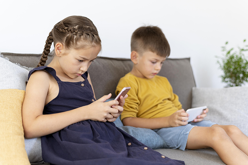 Les téléphones ne sont pas toujours néfastes pour les enfants : c'est les réseaux sociaux qui causent les véritables dommages