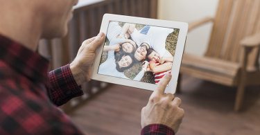 Polaroid perfectionne notre série d'appareils instantanés préférée avec les nouveaux Now 3 et Now 3+ pour un succès assuré