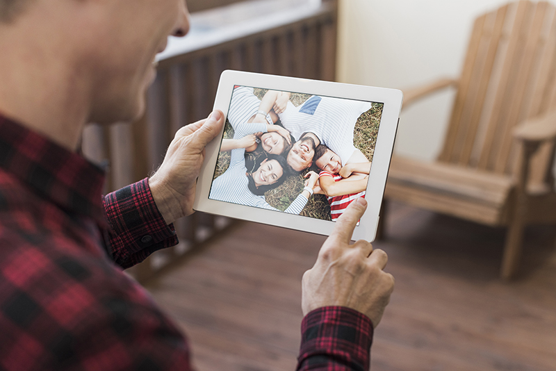 Polaroid perfectionne notre série d'appareils instantanés préférée avec les nouveaux Now 3 et Now 3+ pour un succès assuré