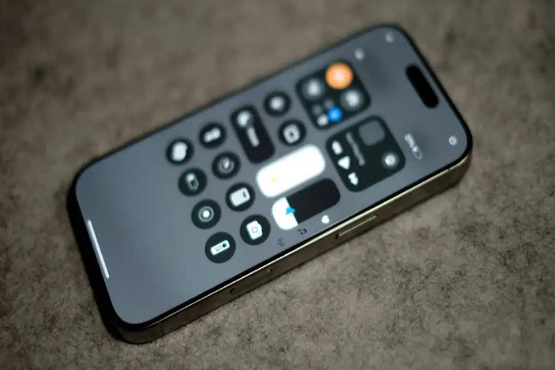 Une image fuite révèle la finesse potentielle de l'iPhone 17 Air face à l'iPhone 17 Pro