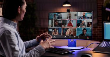 Comment les mauvais micros et webcams nuisent à la productivité au Royaume-Uni