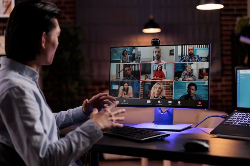 Comment les mauvais micros et webcams nuisent à la productivité au Royaume-Uni