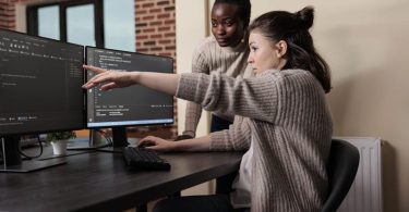 Passez l'IA, les enfants doivent encore apprendre à coder, selon le PDG de Github - découvrez comment les initier