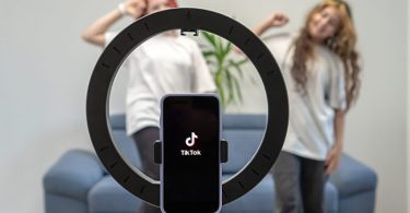 TikTok dévoile une méthode séculaire pour détacher les enfants des écrans nocturnes