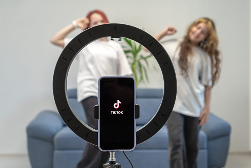 TikTok dévoile une méthode séculaire pour détacher les enfants des écrans nocturnes