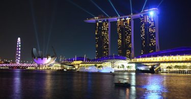 Projecteur monumental éblouit Singapour avec art, histoire et 5,85 millions de lumens illuminant le ciel