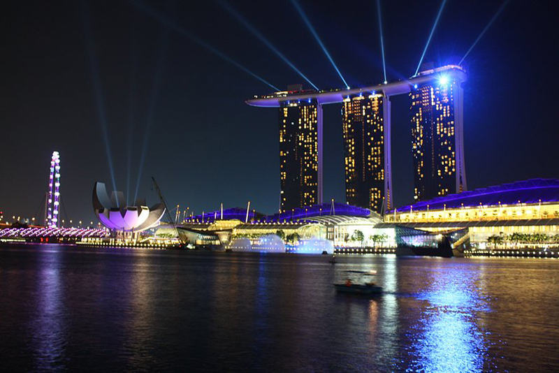 Projecteur monumental éblouit Singapour avec art, histoire et 5,85 millions de lumens illuminant le ciel