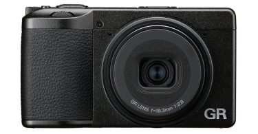 Après Six Ans d'Attente, la Légendaire Caméra EDC de Ricoh Monte Enfin en Puissance