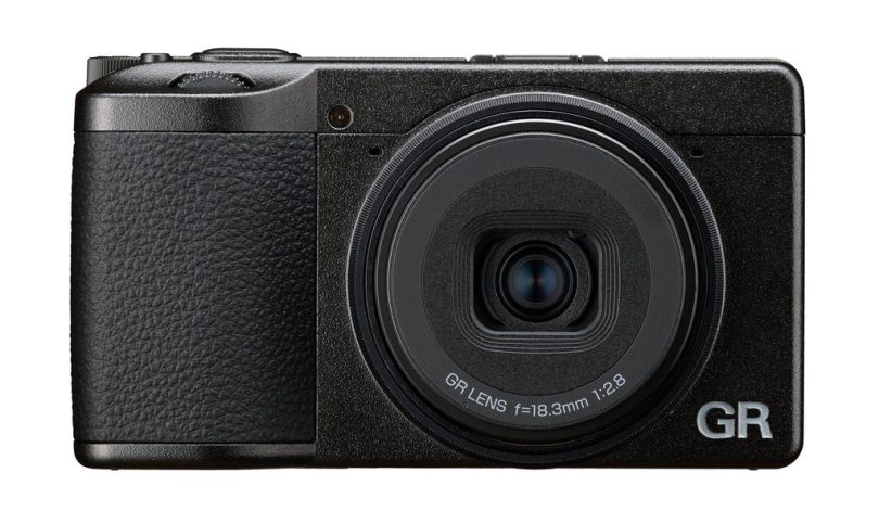 Après Six Ans d'Attente, la Légendaire Caméra EDC de Ricoh Monte Enfin en Puissance