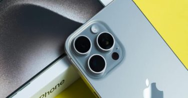 Nous découvrons peut-être la première image de la batterie réduite intégrée à l'iPhone 17 Air