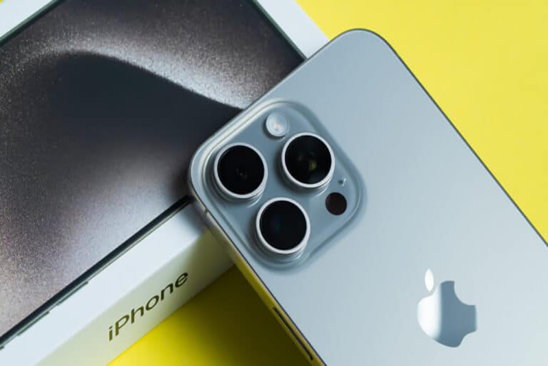Nous découvrons peut-être la première image de la batterie réduite intégrée à l'iPhone 17 Air
