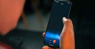 La nouvelle fonctionnalité audio de Google Gemini révolutionne l'assistant IA avec transcription et synthèse